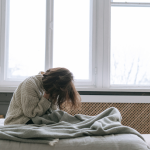 Mujer sufriendo por dolor crónico